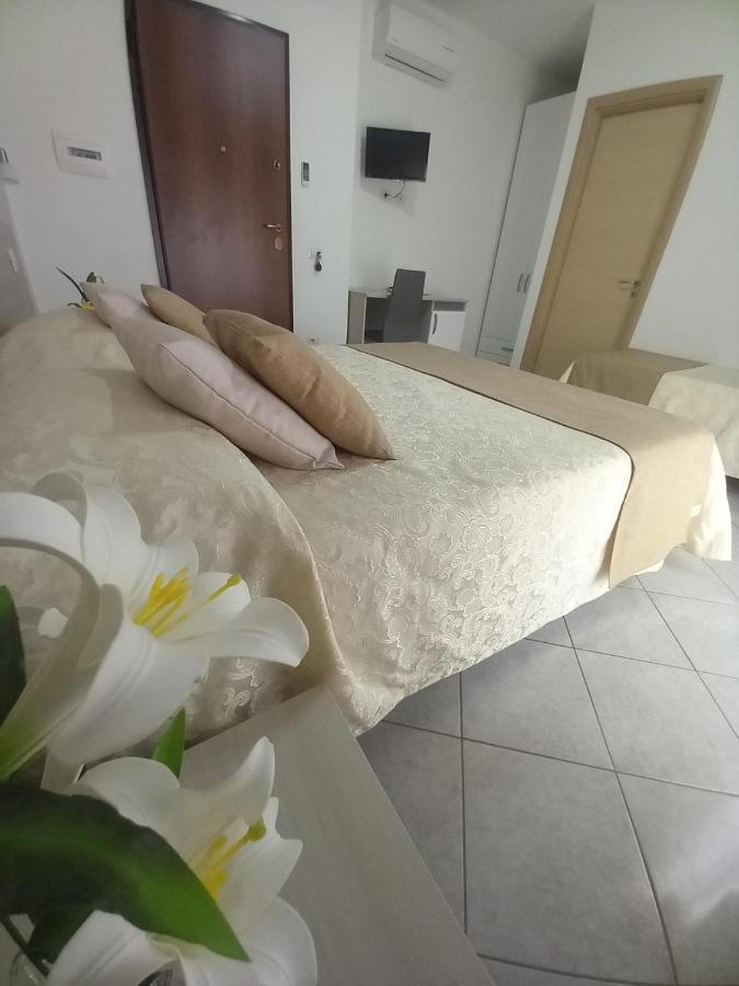 Al Giglio - Affittacamere Cariati Bagian luar foto