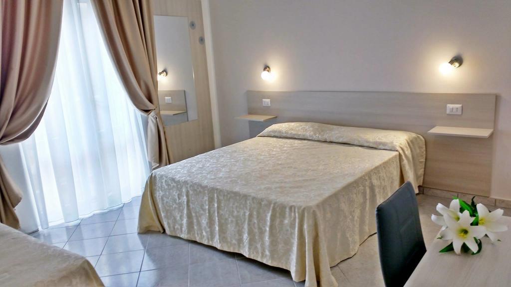 Al Giglio - Affittacamere Cariati Bagian luar foto